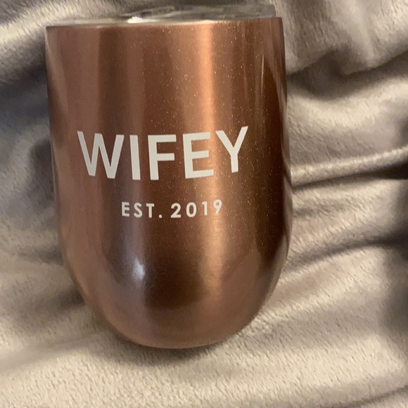 NWT Set of 2 Wine Tumblers with Lids Wifey & Hubby - Picture 2 of 9